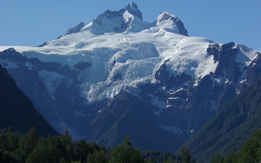 Cerro Tronador con Cascada de los Alerces 1
